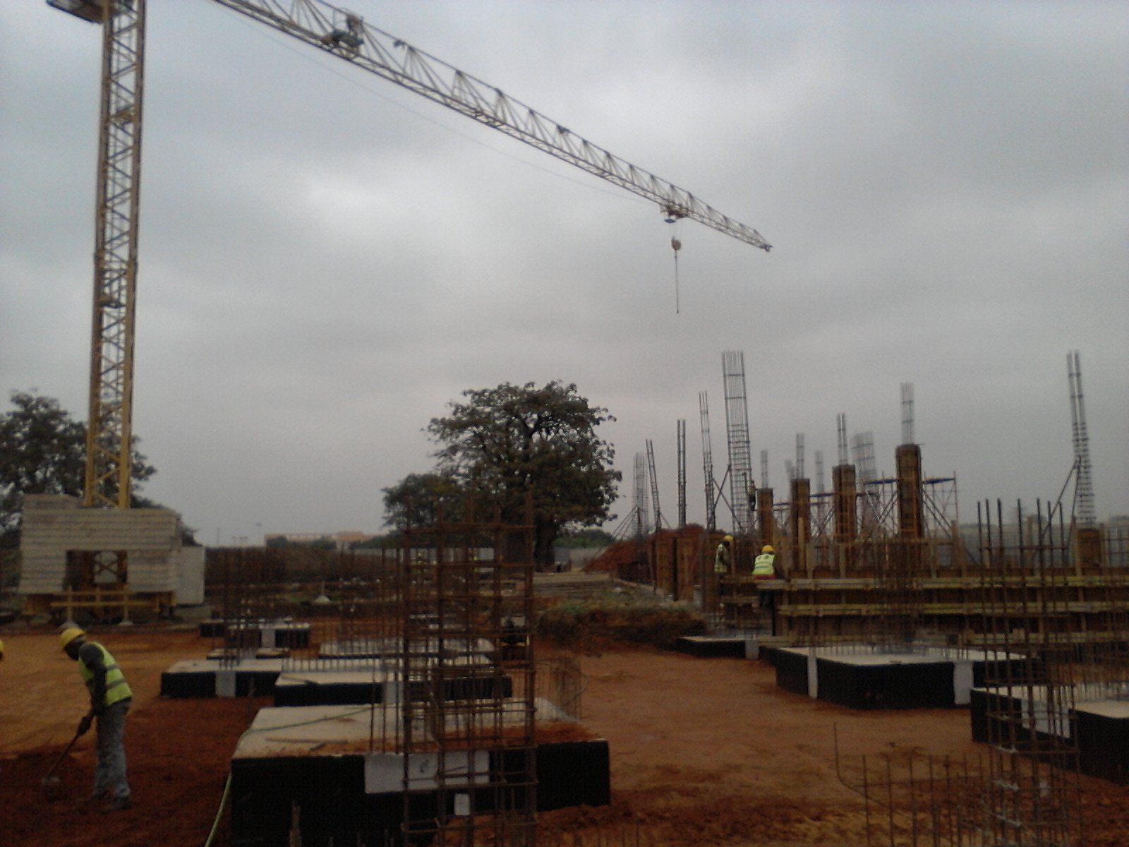 Estaleiro de obra com grua