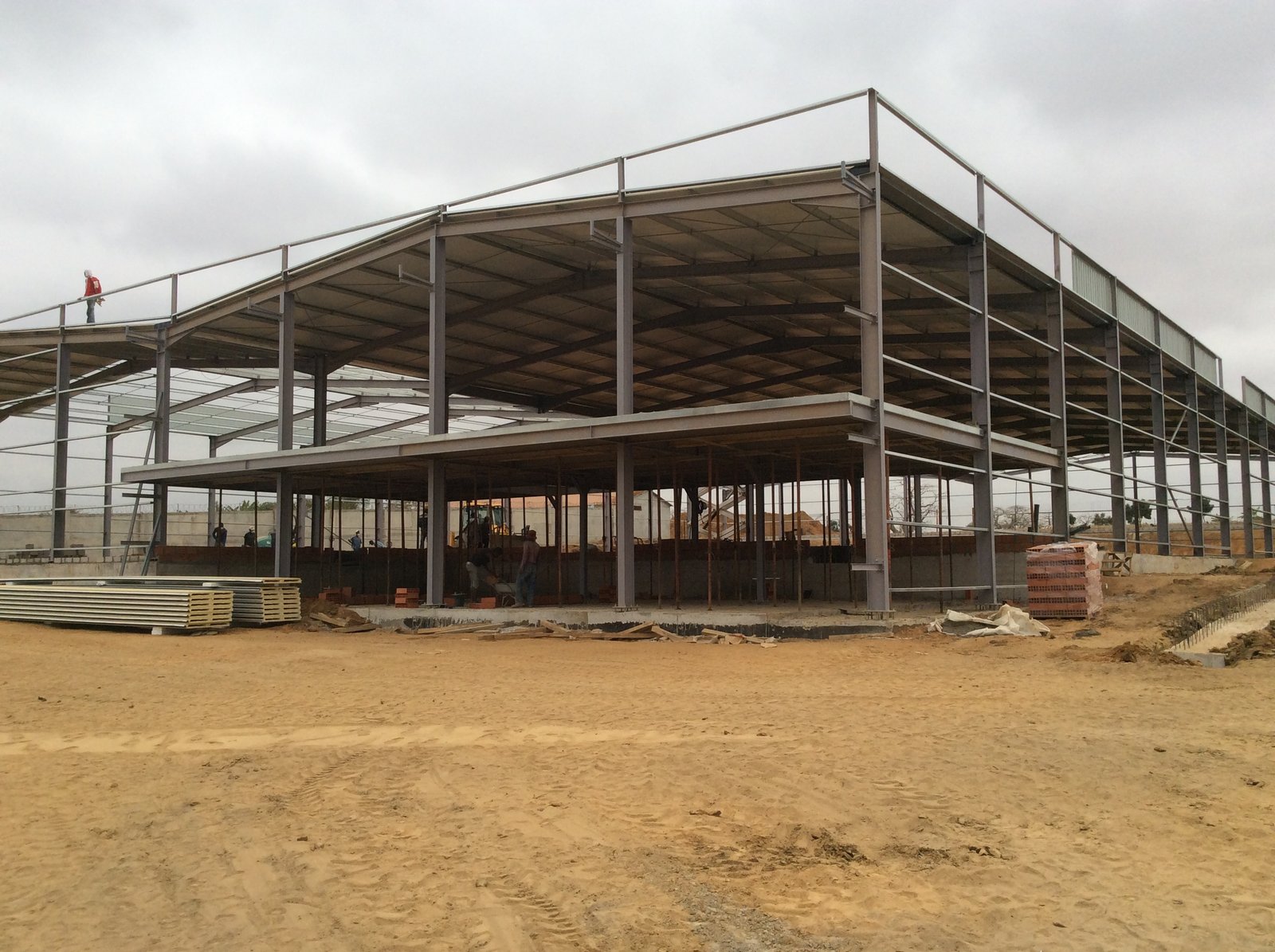 Estrutura metálica de um edifício em construção